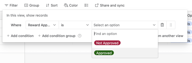 Die Airtable-Ansicht der Tremendous-Belohnungen ist gefiltert, um genehmigte Belohnungen anzuzeigen. Die Filterregeln zeigen nur Datensätze, bei denen die Belohnung genehmigt ist.